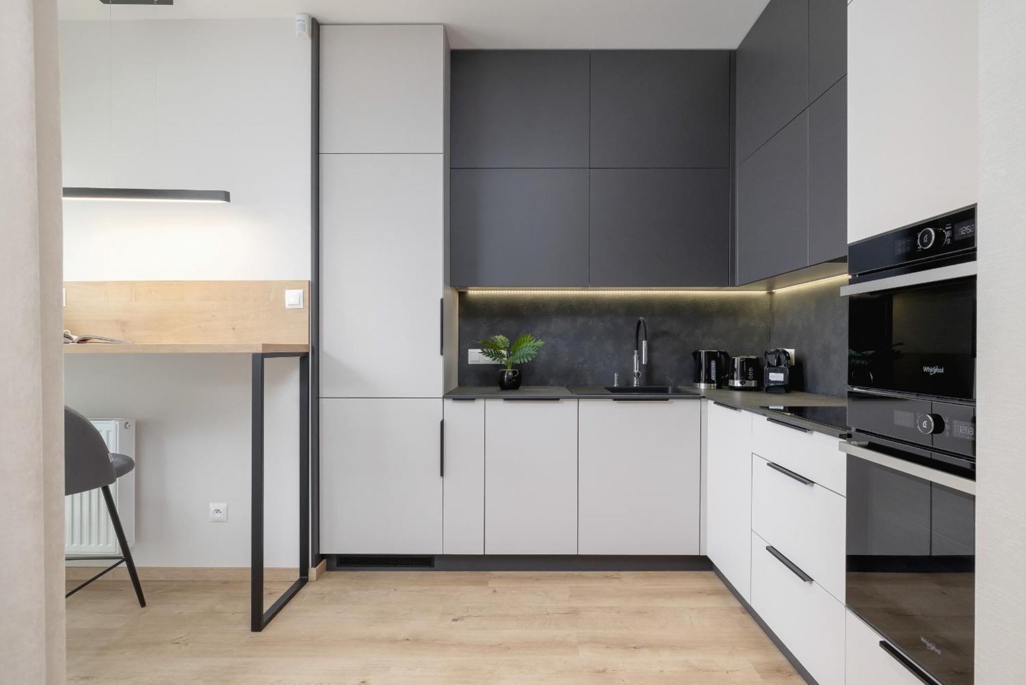 Apartament Bright In With Garden, Air Conditioning, Parking And Desk By Renters Prestige *